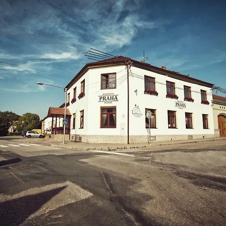 Restaurace A Penzion Praha Dolní Dunajovice Kültér fotó