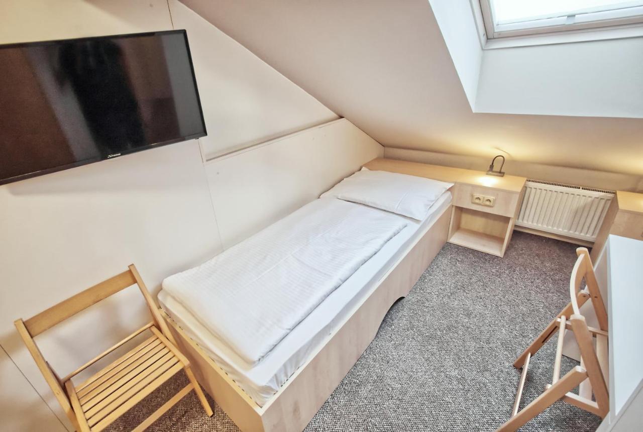 Restaurace A Penzion Praha Dolní Dunajovice Kültér fotó