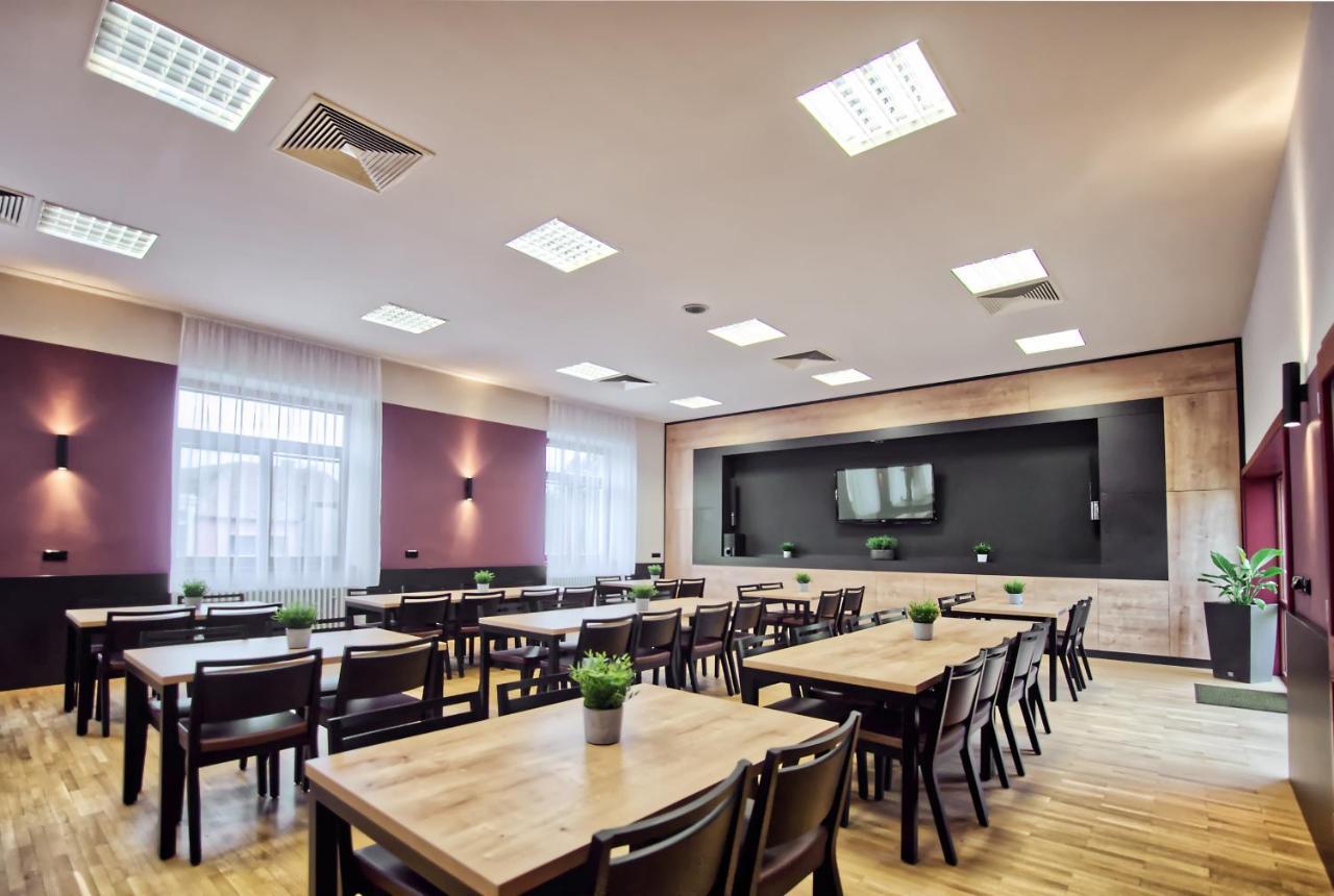 Restaurace A Penzion Praha Dolní Dunajovice Kültér fotó
