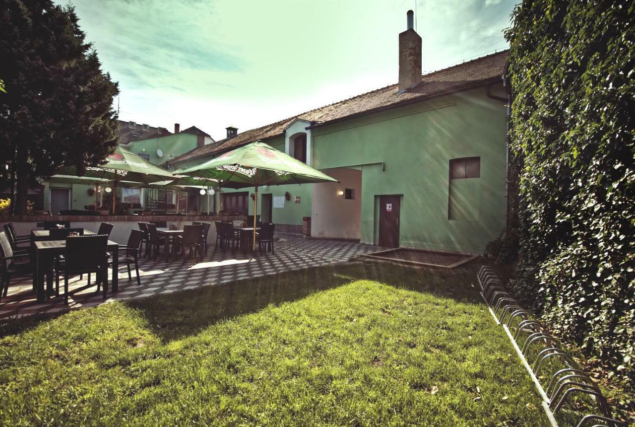 Restaurace A Penzion Praha Dolní Dunajovice Kültér fotó