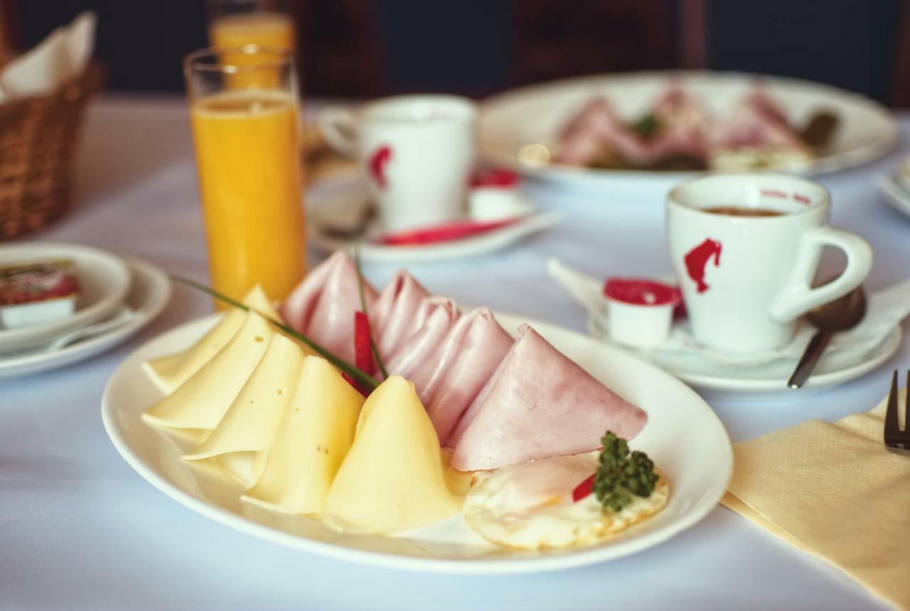 Restaurace A Penzion Praha Dolní Dunajovice Kültér fotó