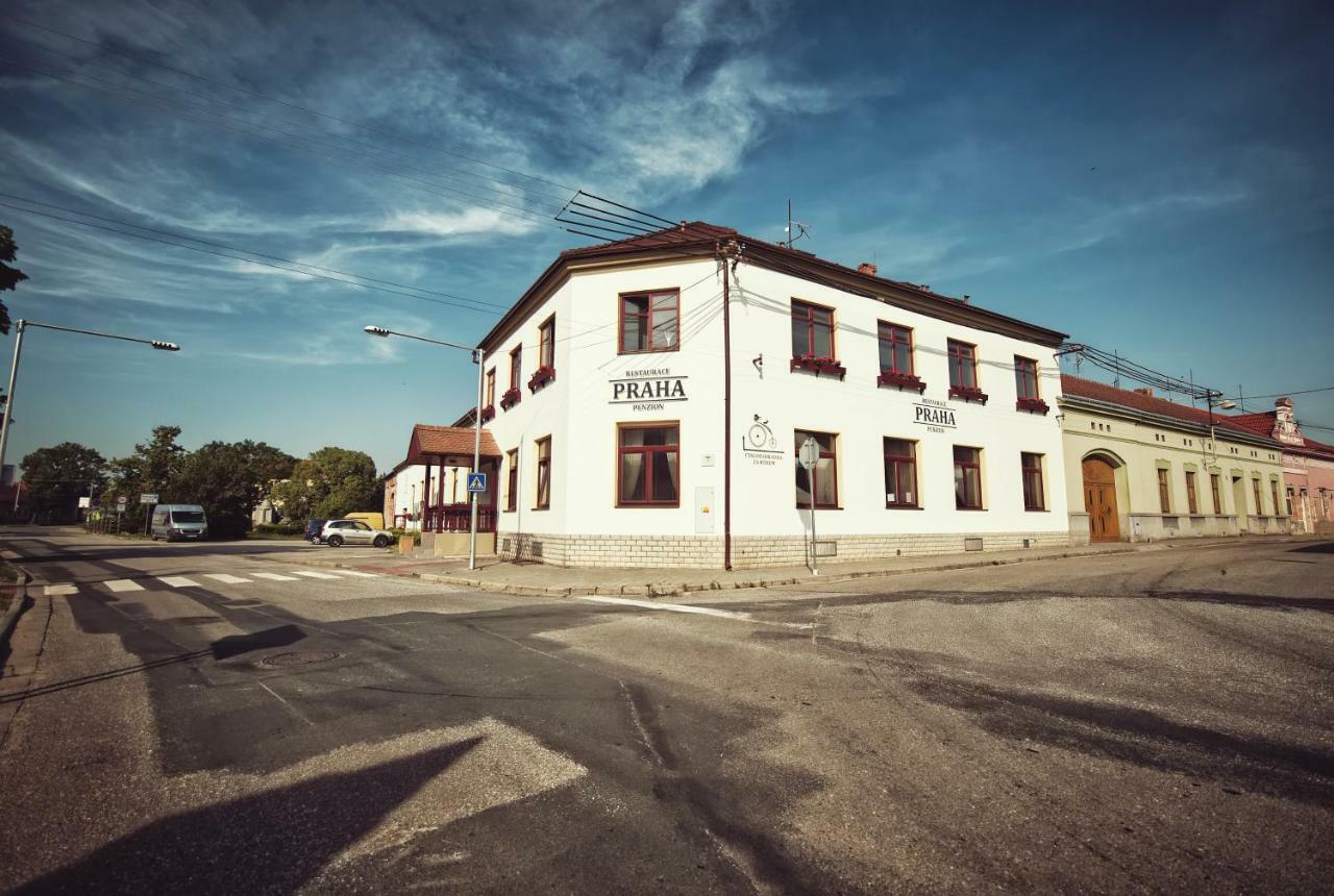 Restaurace A Penzion Praha Dolní Dunajovice Kültér fotó