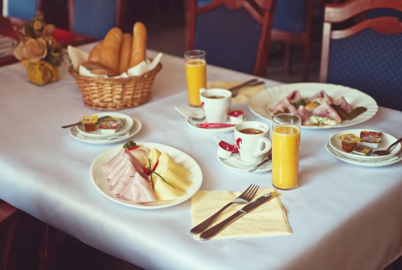 Restaurace A Penzion Praha Dolní Dunajovice Kültér fotó